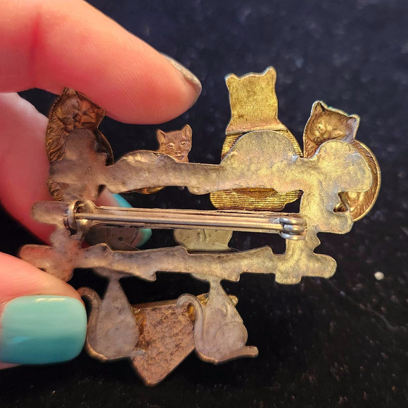 Vintage Three Tone Metal Kitty Cat Mouse Holding Swiss Cheese Brooch Pin 2" - Picture 2 of 3